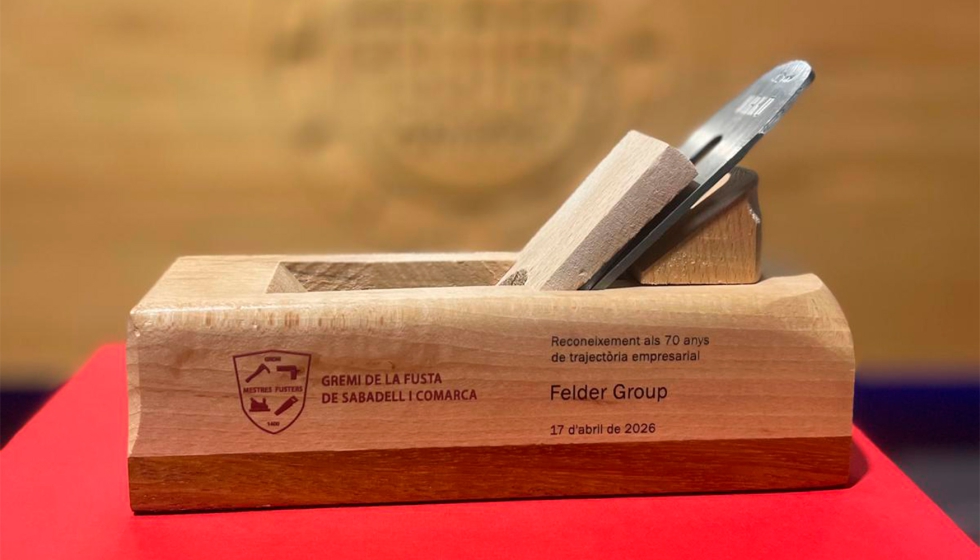 Detalle del cepillo de madera personalizado entregado como homenaje