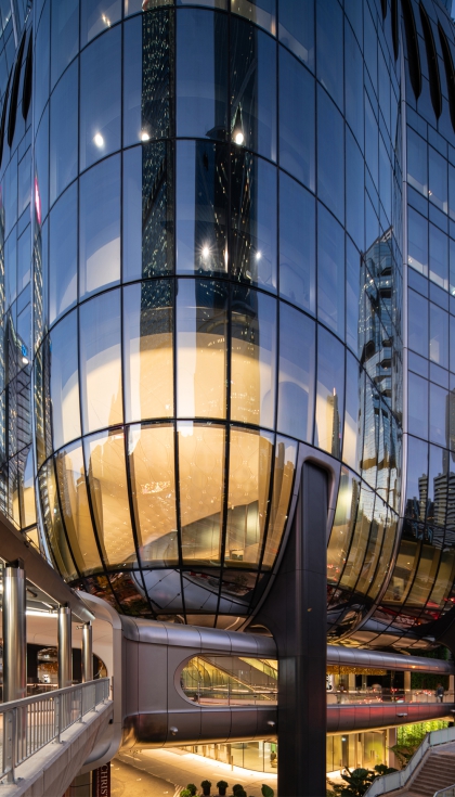 El podio de The Henderson: el vidrio de doble curvatura en la secci�n inferior. �Tam Wai Man