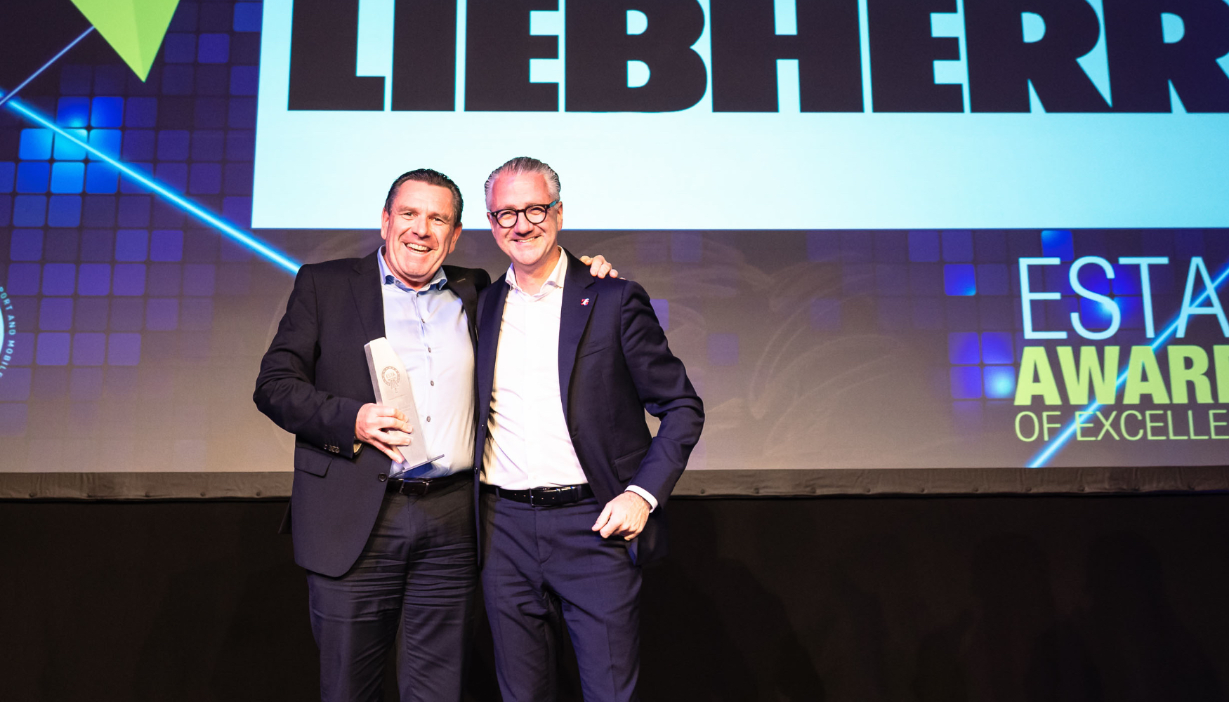 Christoph Kleiner (izquierda), director general de Ventas de Liebherr-Werk Ehingen GmbH...