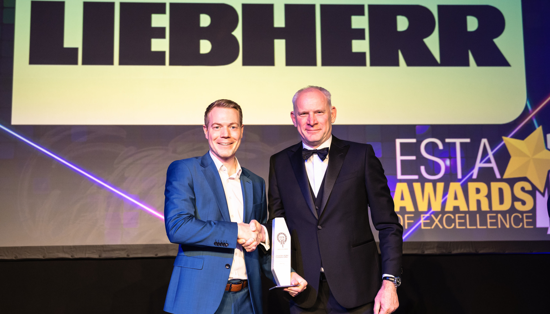 El presidente de ESTA, Fabio Belli, entrega el premio en la categor�a de 'Formaci�n' a Daniel Pitzer...