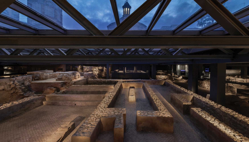 La luz rasante enfatiza planos verticales y hace visibles l�mites arquitect�nicos actualmente fragmentados, reforzando la lectura de muros...