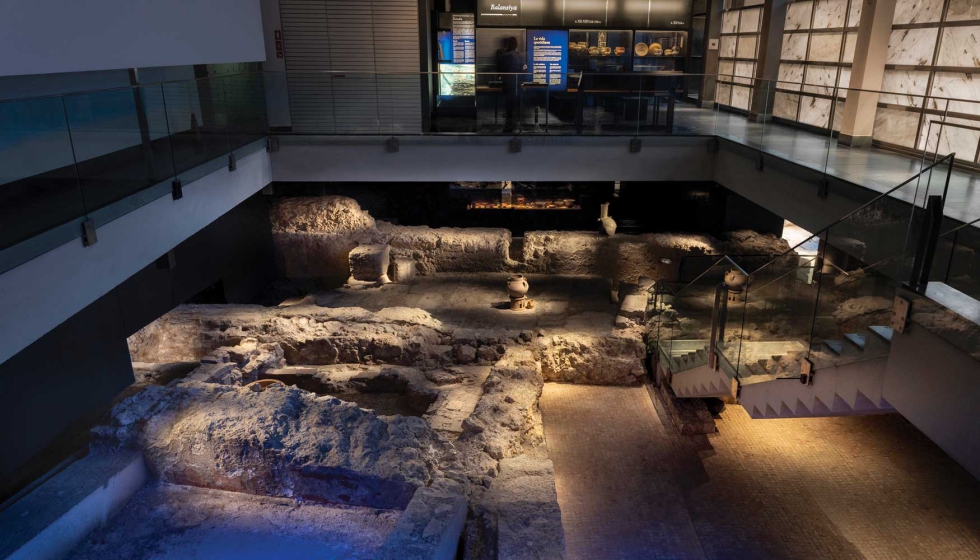 La elecci�n de una temperatura de color c�lida de 2700 K refuerza la materialidad del conjunto...