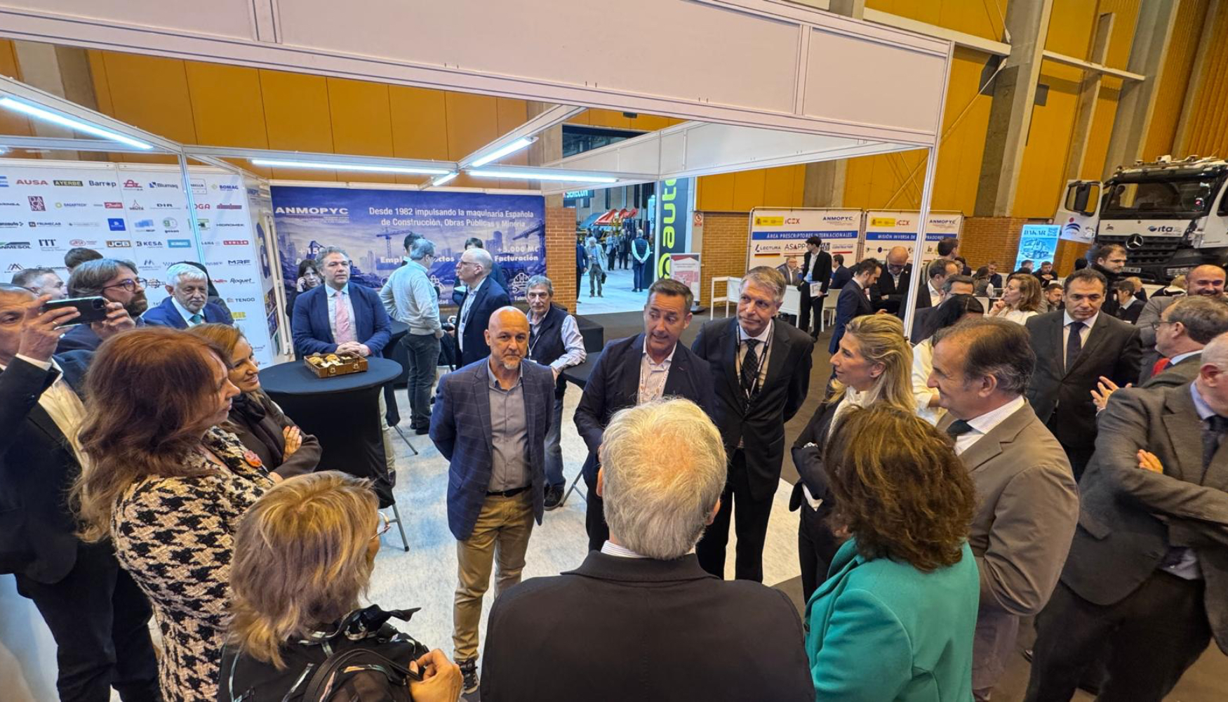 Visita de las autoridades al stand de Anmopyc durante la inauguraci�n oficial de Smopyc 2026