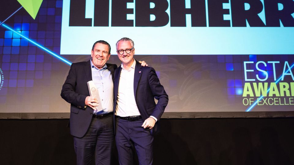 Christoph Kleiner (� esquerda), diretor-geral de Vendas da Liebherr-Werk Ehingen GmbH...