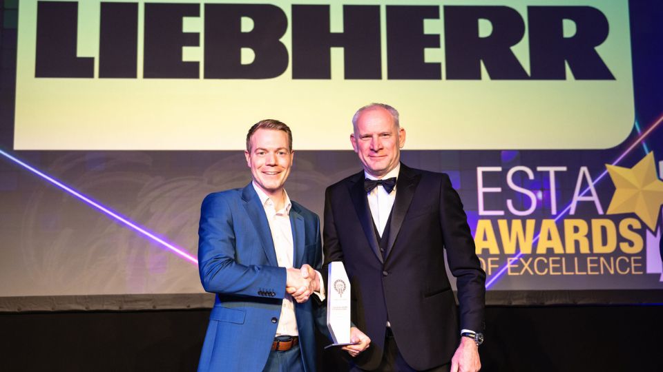 O presidente da ESTA, Fabio Belli, entrega o pr�mio na categoria de �Forma��o� a Daniel Pitzer, diretor comercial da Liebherr-Werk Ehingen GmbH...
