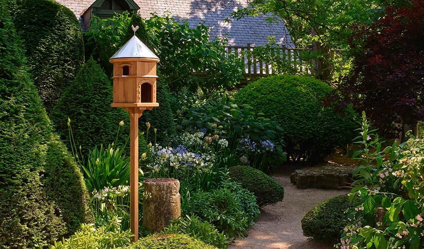 Bancos, maceteros, duchas y accesorios protagonizan la propuesta de Tectona para disfrutar del jard�n durante los meses m�s c�lidos...