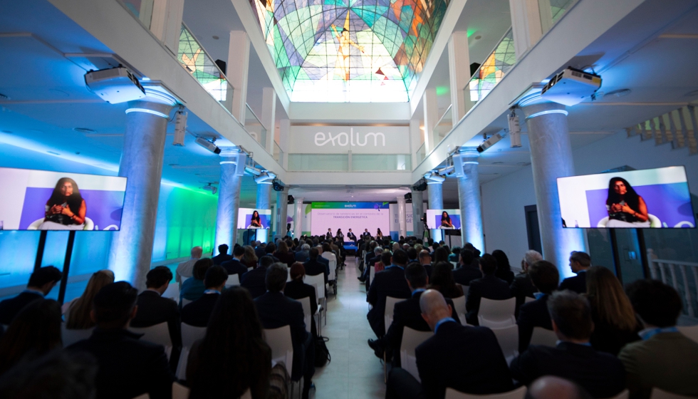 Primera mesa redonda 'Movilidad y transporte', moderada por Carlos Molina (Exolum) y con la participaci�n de Javier G�ndara (ALA)...