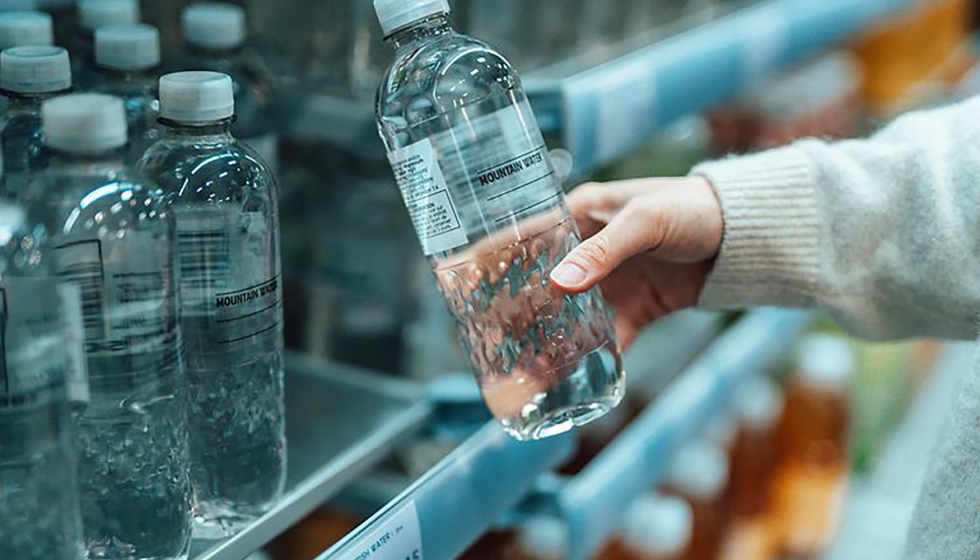 Technomelt EM 335 RE no contiene aceite mineral, es casi completamente eliminable en el proceso de reciclaje y est� aprobado por PETCYCLE...