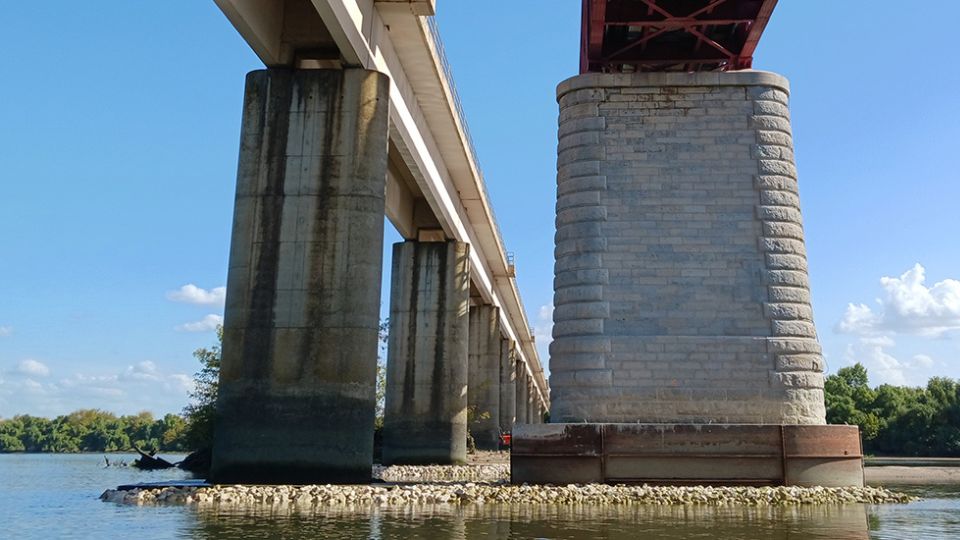 Da an�lise realizada, concluiu-se que a ponte se encontrava em condi��es de circula��o...