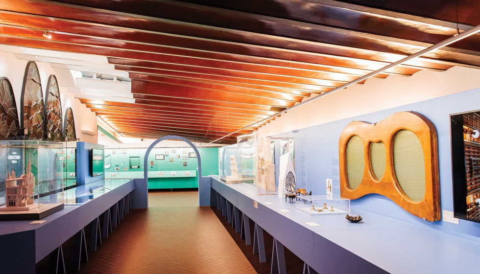 La muestra expone muestra el atractivo de las ventanas creativas e innovadoras de Gaud�, presentando adornos de ventanas reales y vidrieras...