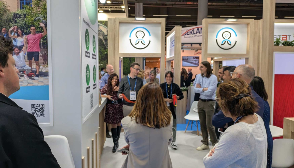 Tour de empresas francesas visitando el stand de T�xtils.CAT y sesi�n de happy hour