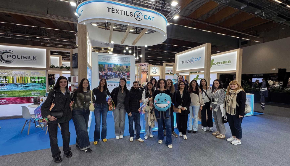 Delegaci�n de estudiantes de la UPC visitando el stand conjunto de T�xtils.CAT