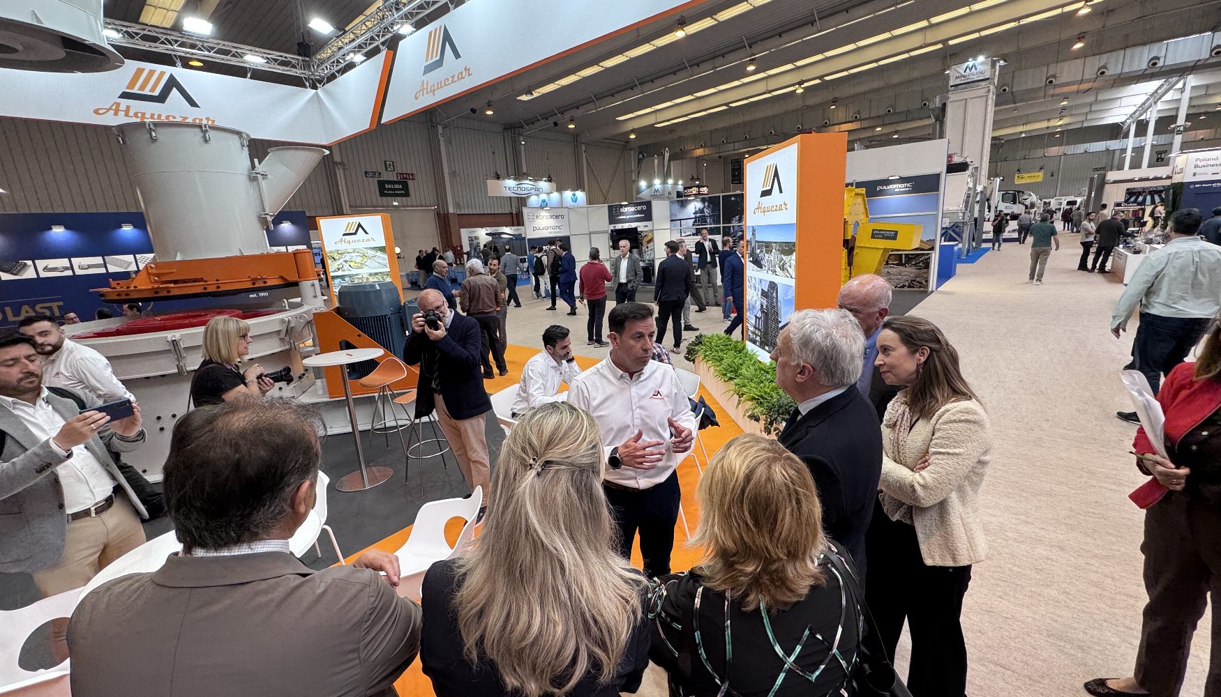 Visita de las autoridades al stand de Alquezar durante la inauguraci�n de Smopyc 2026