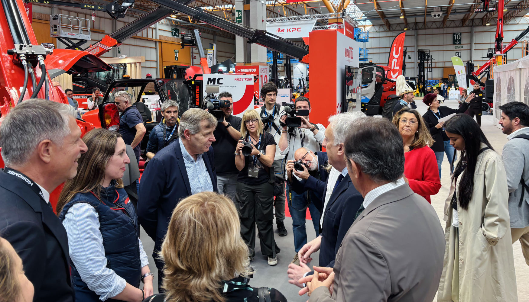 Visita de las autoridades al stand de Manitou durante la inauguraci�n de Smopyc 2026