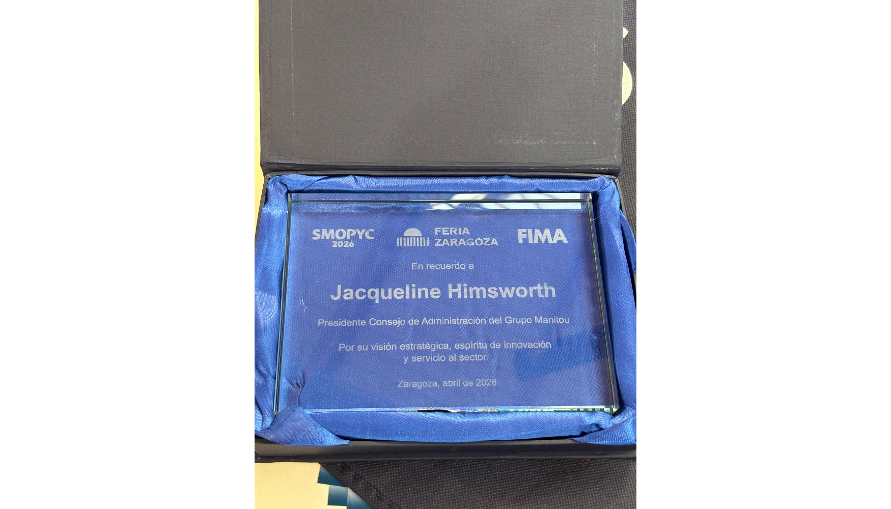 Placa de homenaje entregada por Feria de Zaragoza a Manitou con motivo del fallecimiento de Jacqueline Himsworth...