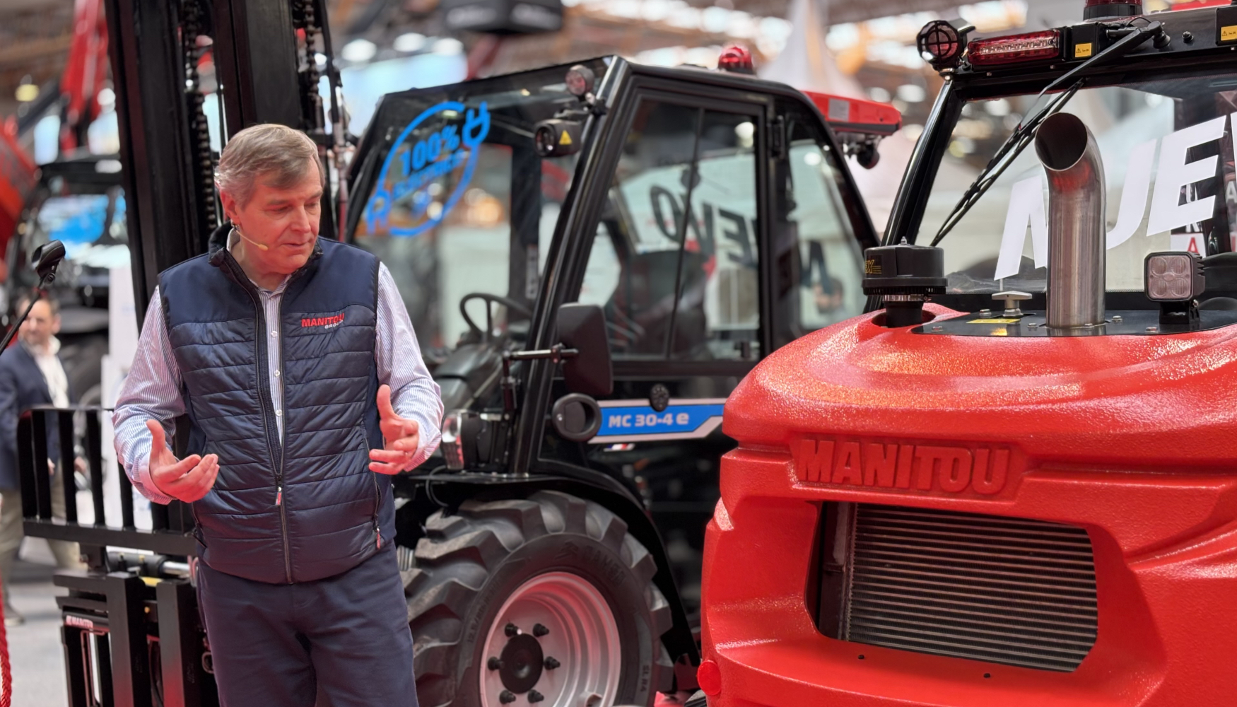 Jo�o H�bil, director general de Manitou para Espa�a y Portugal, durante la presentaci�n de la nueva gama de carretillas elevadoras todoterreno (MC)...