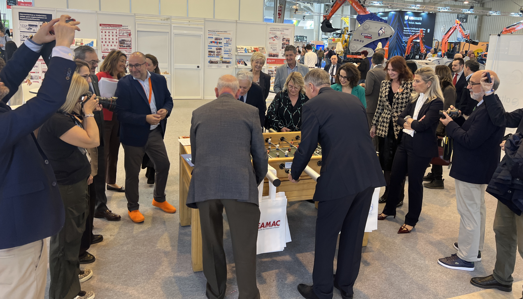 Autoridades jugando al futbol�n en el stand de Gremios durante la inauguraci�n oficial de Smopyc 2026