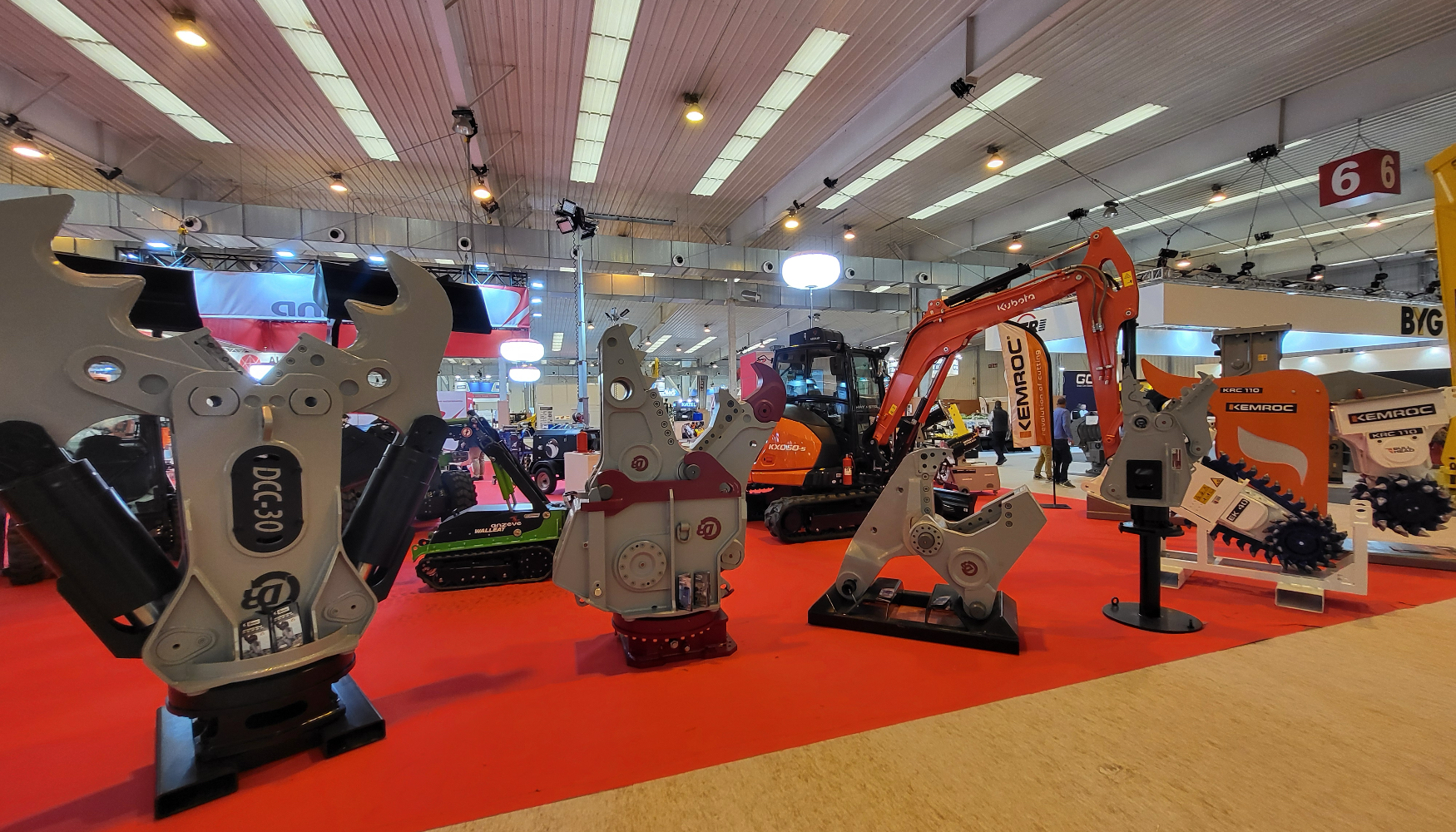 Implementos de demolici�n en el stand de Anzeve en Smopyc 2026