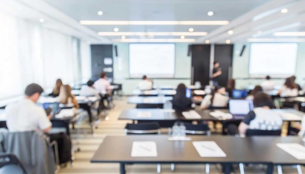 Operarios en un aula recibiendo formaci�n te�rica sobre prevenci�n de riesgos laborales