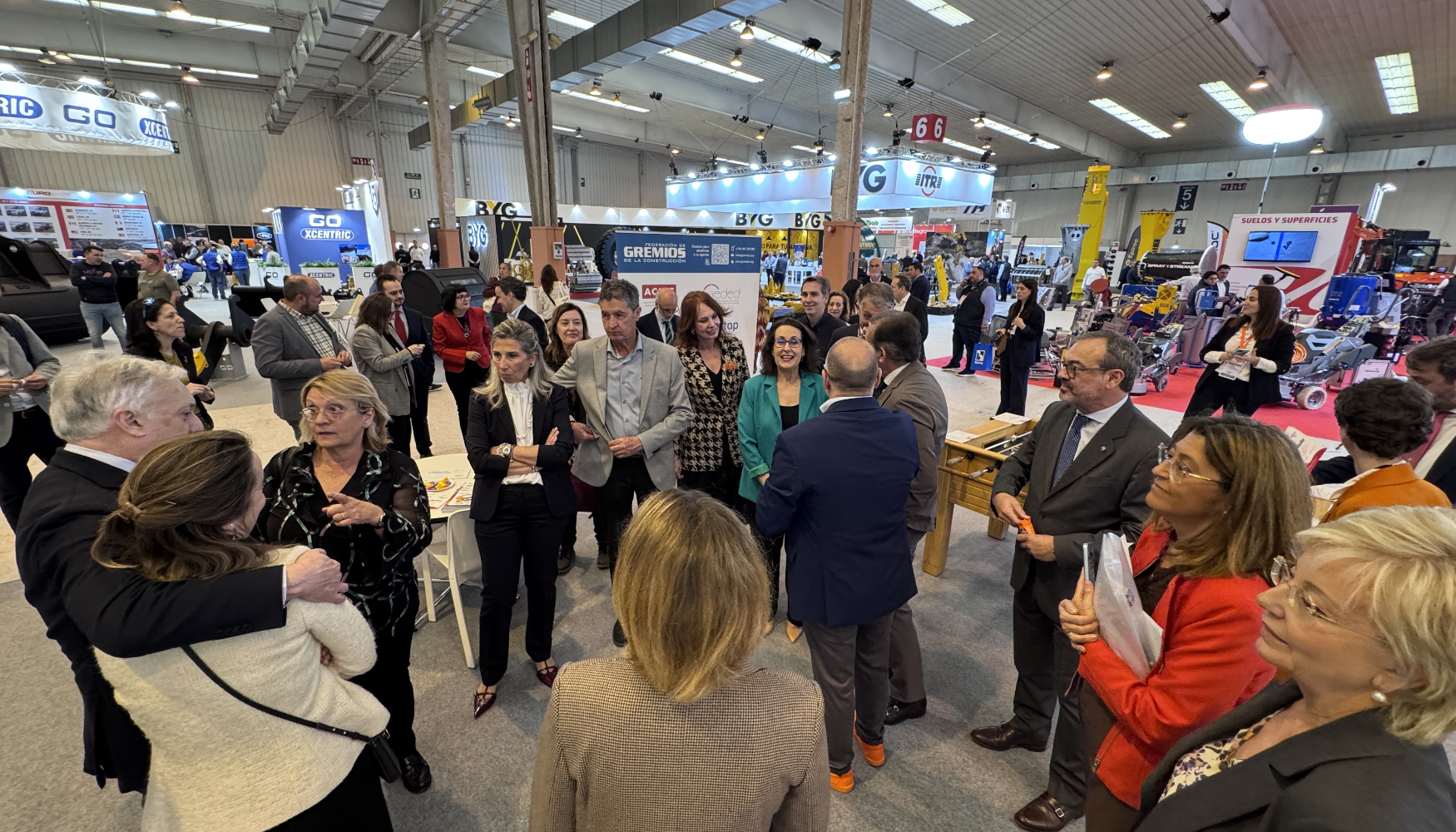 Visita de las autoridades al stand de Gremios durante la inauguraci�n de Smopyc 2026