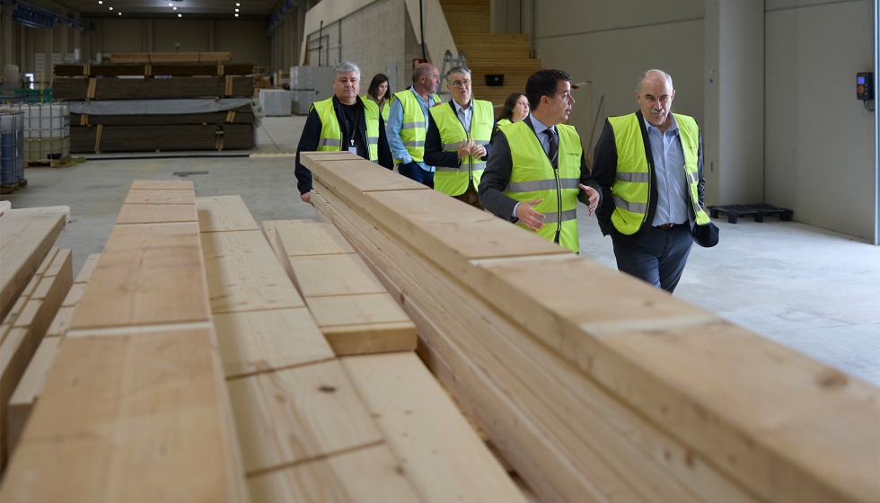 Los consejeros Irujo y Aierdi recorren la nave junto a piezas de madera