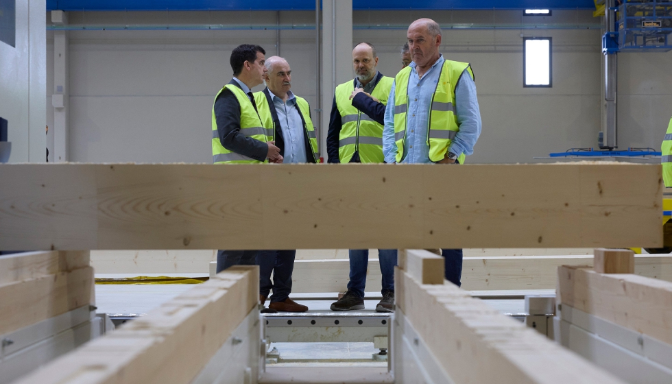 Los consejeros Irujo y Aeirdi, junto al alcalde de Aoiz �ngel Unzu� y el director comercial de Madergia, Diego N��ez