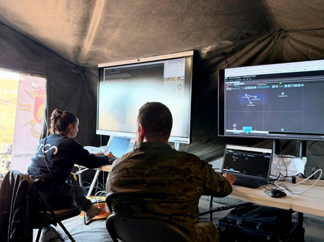 Durante las maniobras, que forman parte del despliegue t�ctico para evaluar las tecnolog�as que integrar�n el Ej�rcito Espa�ol...