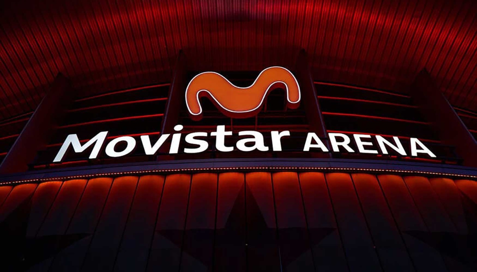 Fachada del movistar arena con proyectores LED FL PFM 150W/4000K ASYM 55X110 BK junto con un sistema de iluminaci�n RGBW combinado con control DMX...