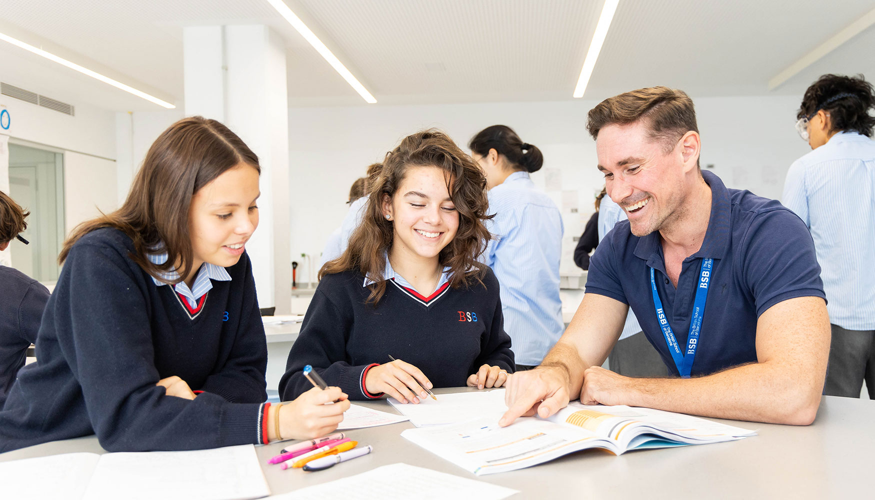 Algunos centros educativos ya est�n desarrollando modelos que combinan el aprendizaje acad�mico con espacios de exploraci�n pr�ctica estructurada...