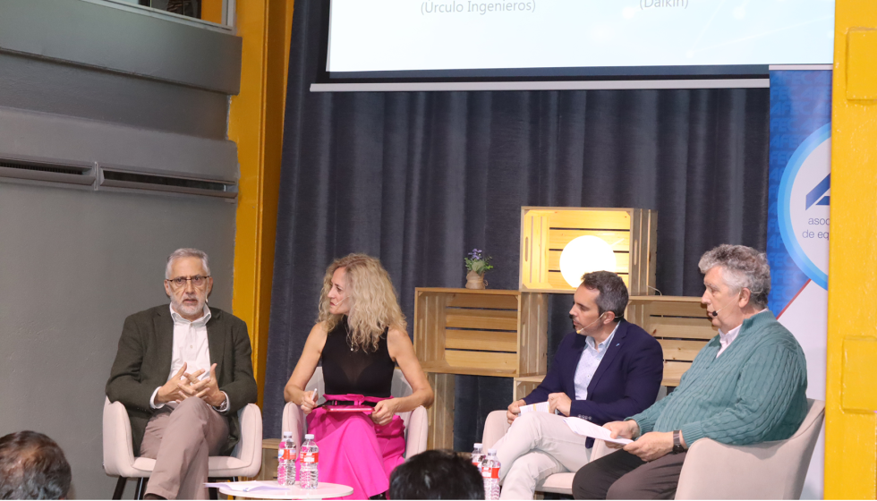 Mesa redonda compuesta por tres de los redactores de la gu�a: Alfredo Lozano, de Aedici; y Marcos Casas y Jorge Gim�nez en representaci�n de Afec...