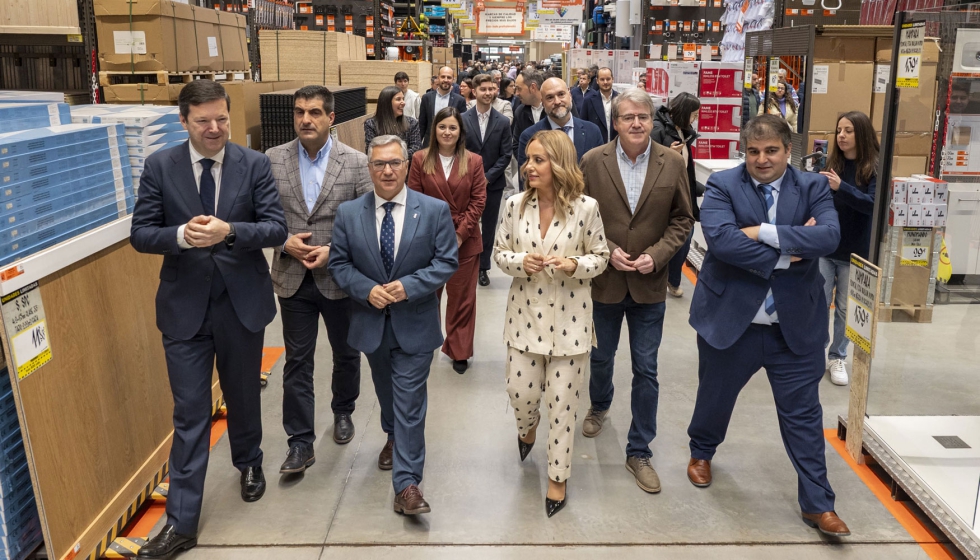 Las autoridades visitaron las nuevas instalaciones del almac�n Obramat Ourense