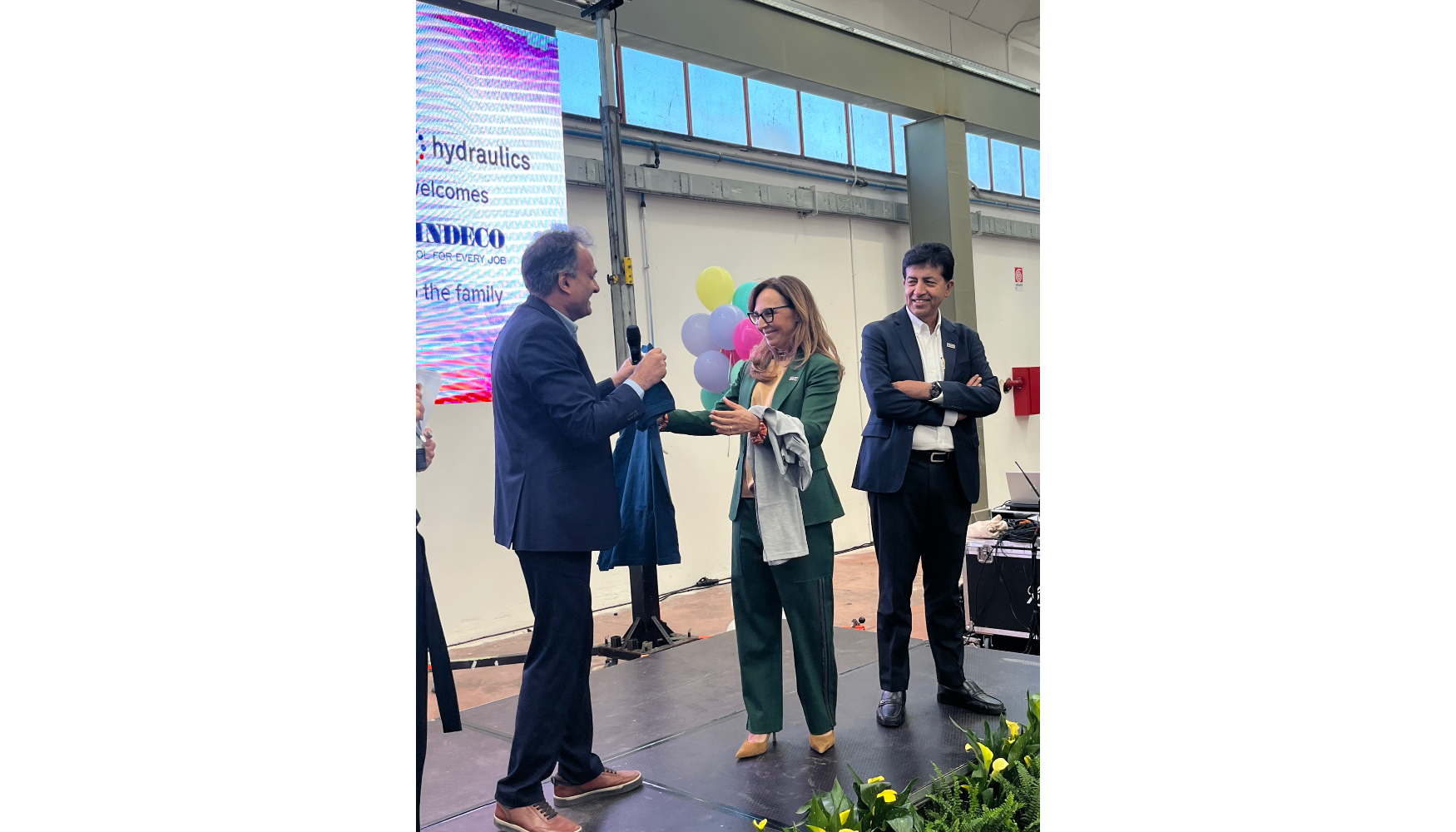 Intercambio de camisetas entre Susanna Vitulano, CEO de Indeco IND S.p.A...