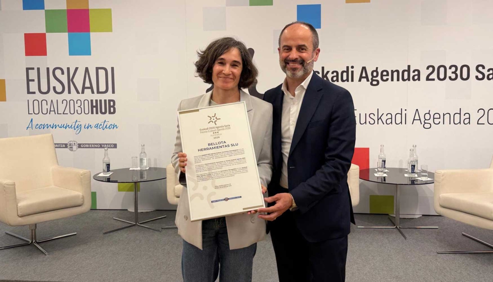 La directora de Marketing de Bellota Herramientas, Larraitz Larra�aga, junto a Asier Aranbarri...