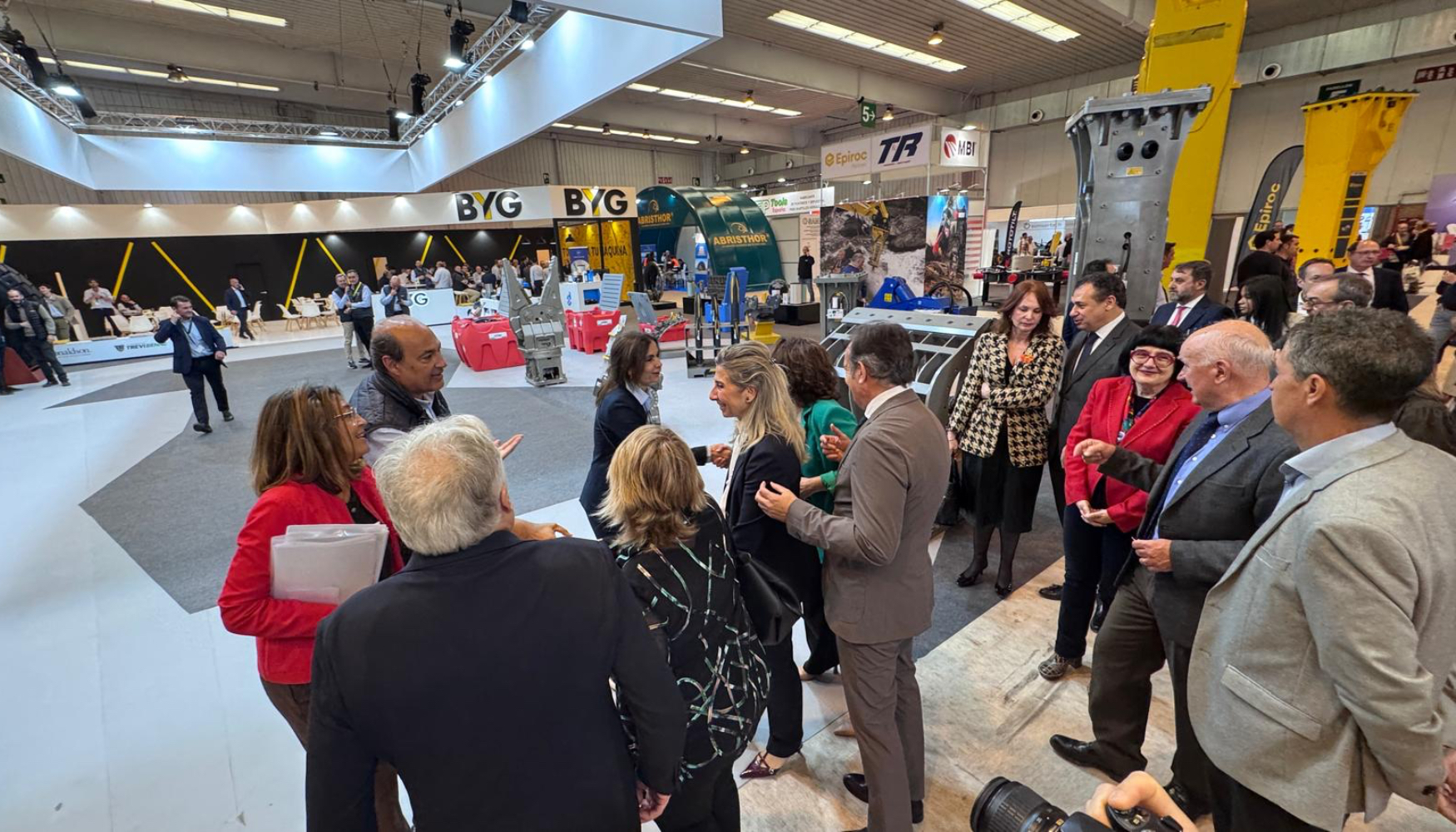 Visita de las autoridades al stand de BYG durante la jornada inaugural de Smopyc 2026