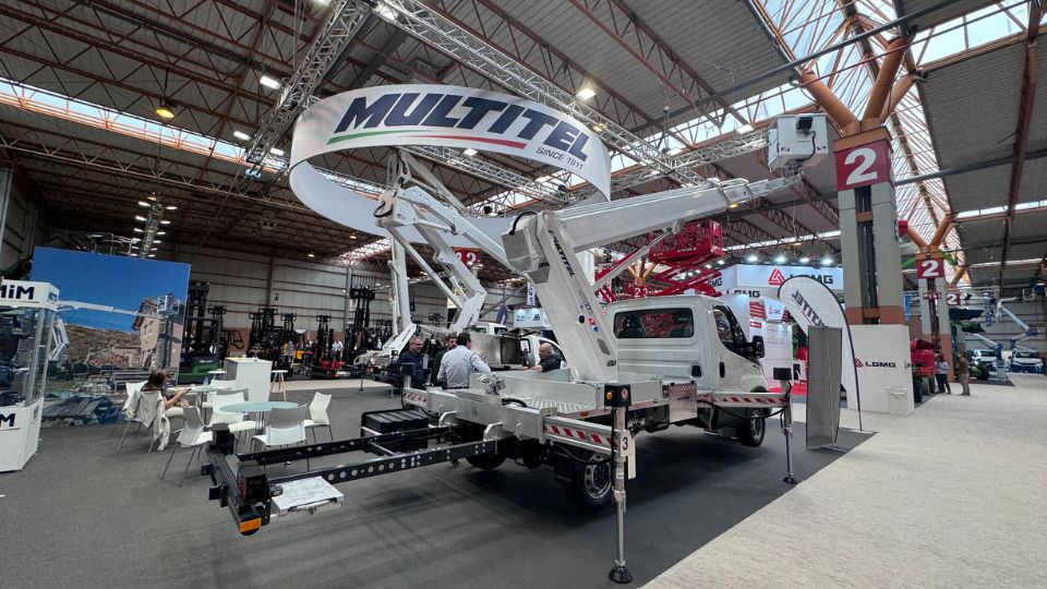 Em primeiro plano, a plataforma MTE 270 EX, um dos grandes destaques do stand da Multitel na Smopyc 2026