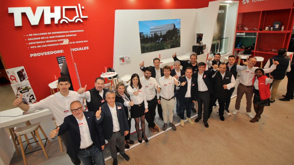 Foto de grupo com a equipa da TVH presente na Smopyc 2026