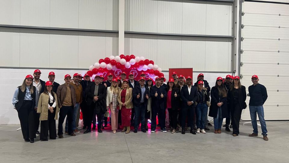Fotografia de grupo com os participantes na inaugura��o