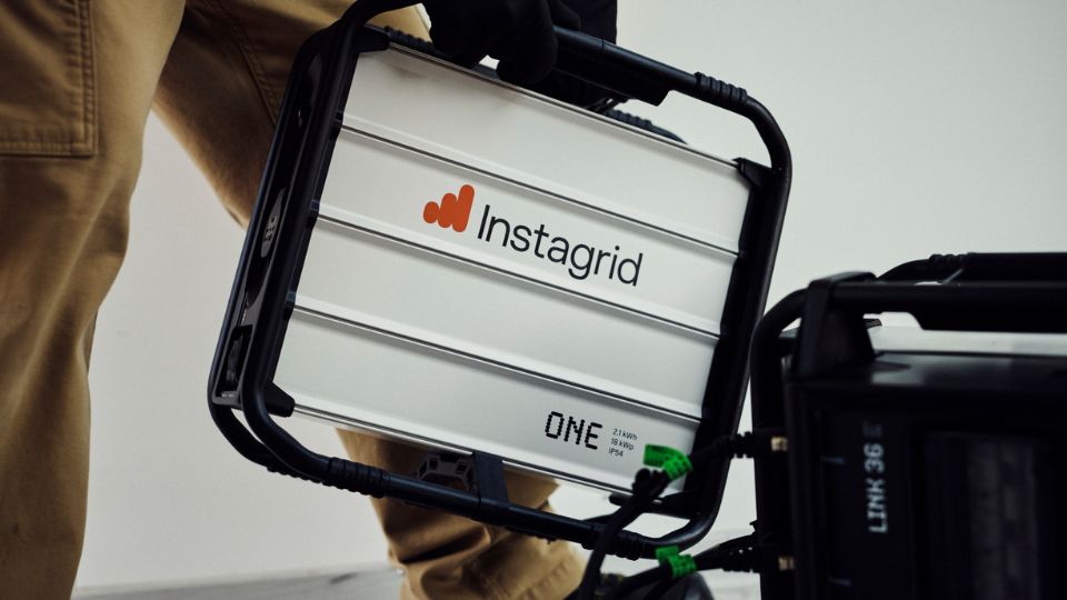 O Instagrid ONE permite transportar energia com uma s� m�o, criando ambientes de trabalho mais seguros e limpos