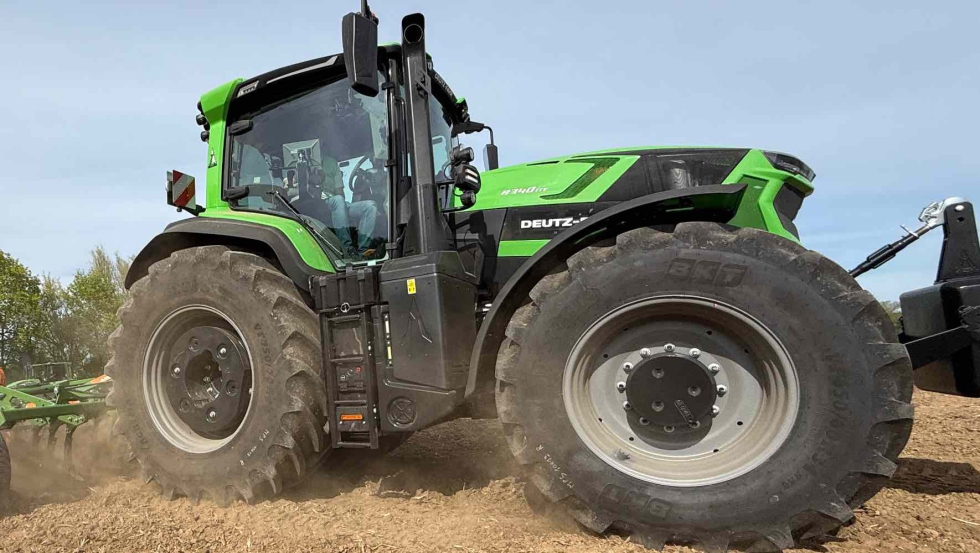 Nuevo tractor 8340 con neum�ticos BKT AGRIMAX V-FLECTO, durante los Deutz-Fahr Powerdays