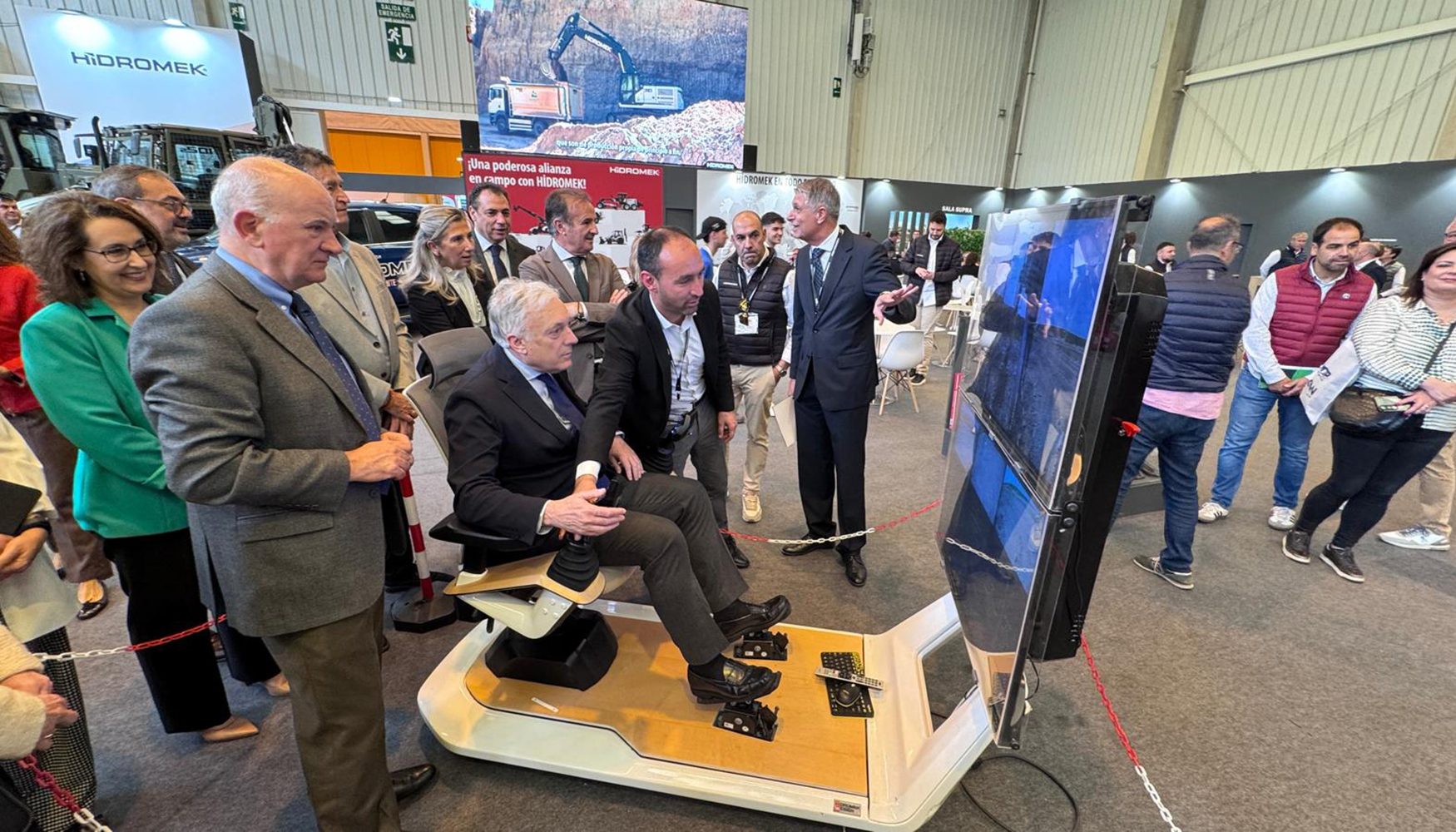 Durante la inauguraci�n de Smopyc 2026, la comitiva realiz� un parada en el stand de Hidromek...