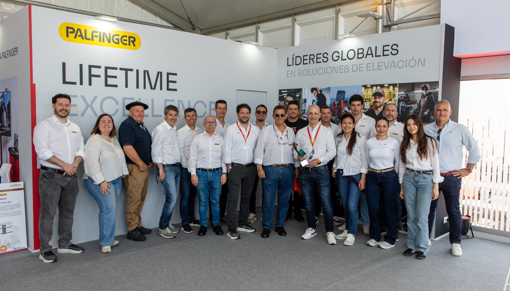 Foto de familia con el equipo de Palfinger Ib�rica en Smopyc 2026