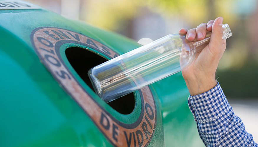 En Espa�a se depositaron en los contenedores verdes 3.359 millones de envases, el equivalente a m�s de 9 millones de envases al d�a, m�s de 6...