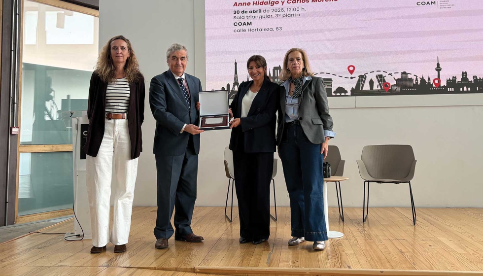 Foto del homenaje a Anne Hidalgo durante la jornada 'La Pr�xima Ciudad' en el marco de Madrid2050 por situar el urbanismo en el centro de la acci�n...