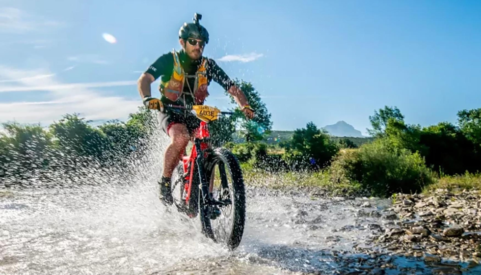 Participante de Transpyr E-Bike durante la traves�a de los Pirineos de mar a mar