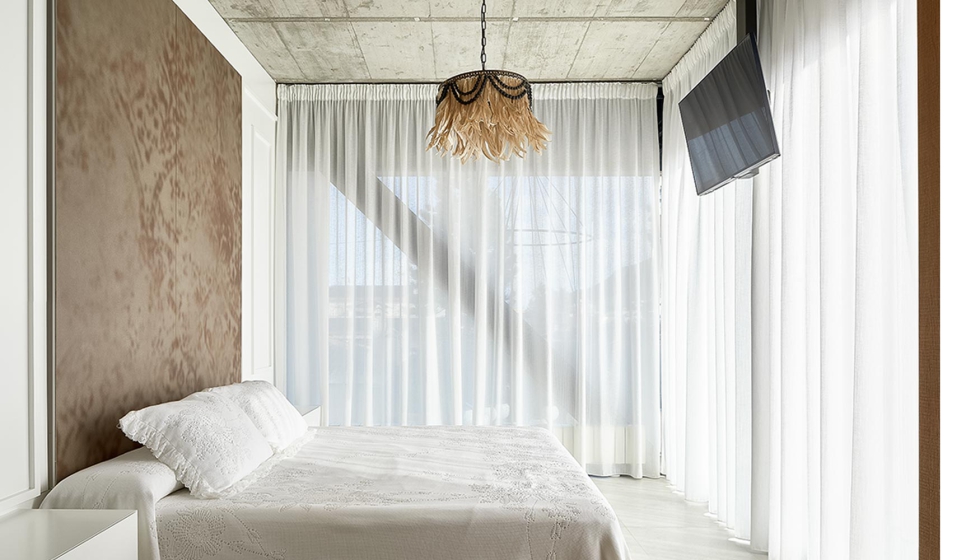 El dormitorio se muestra como una estancia di�fana que apuesta por la continuidad visual...