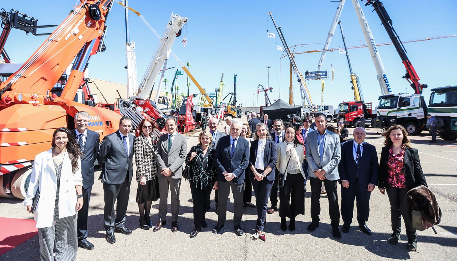 Visita de las autoridades a la zona exterior de Smopyc 2026 durante la inauguraci�n de la feria
