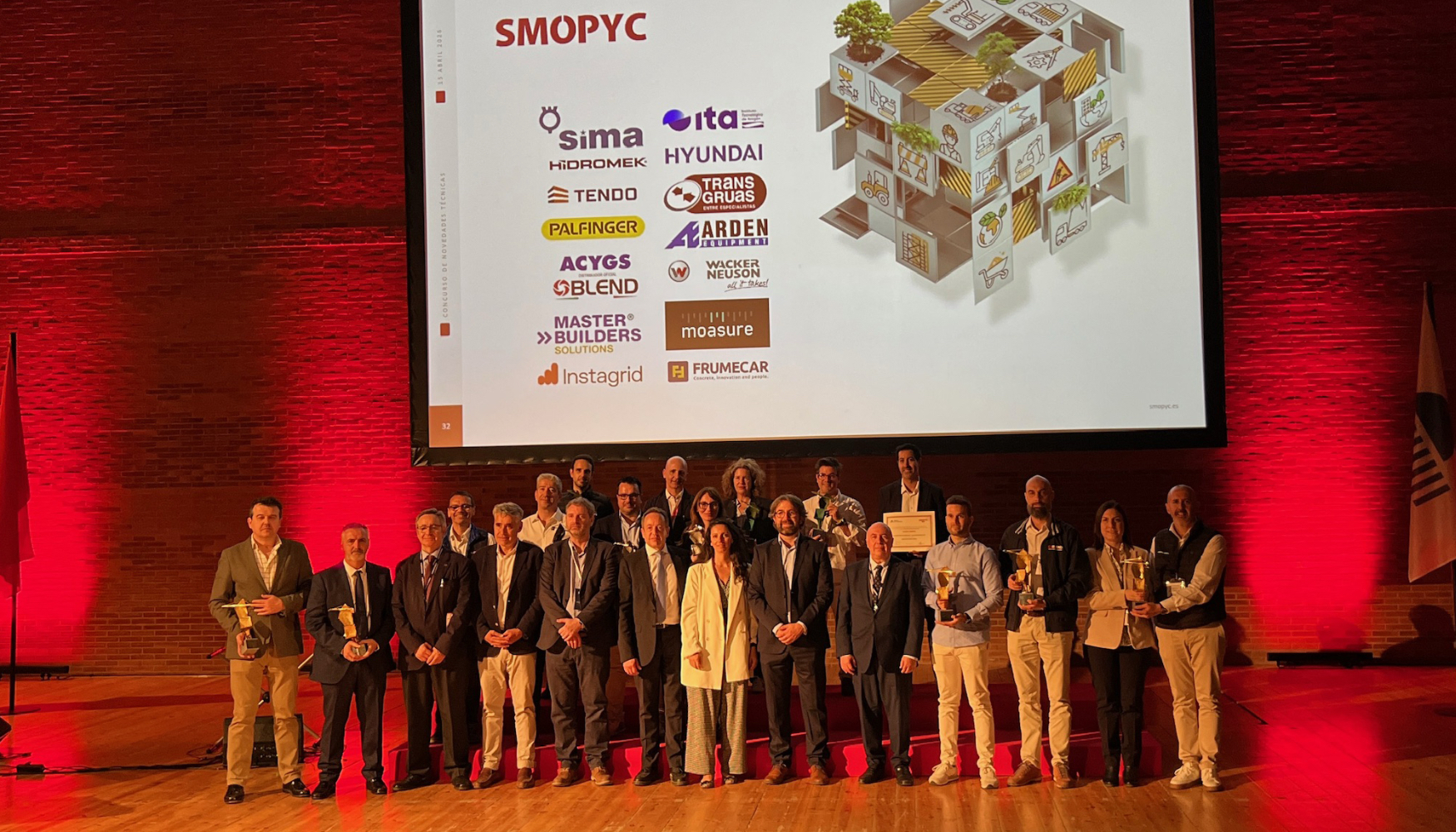Foto de familia de los ganadores del Concurso de Novedades T�cnicas junto a los miembros del jurado