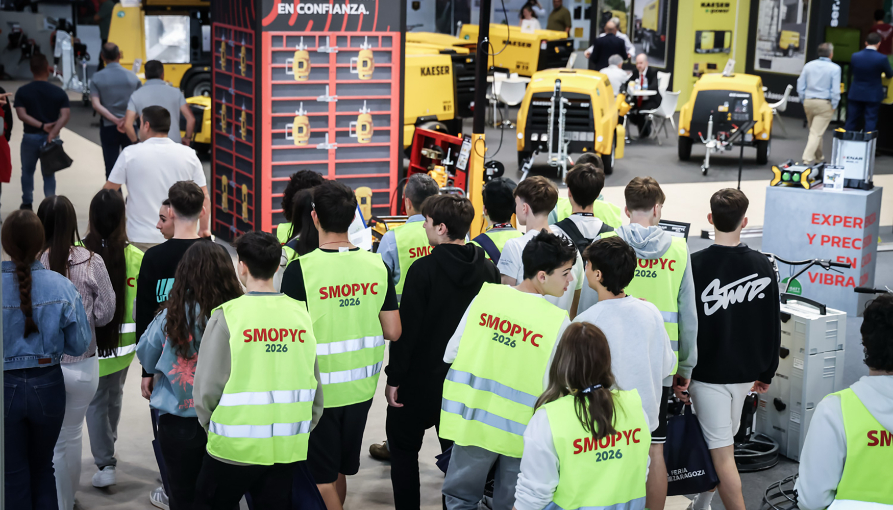 Recorrido de uno de los grupos de estudiantes por los stands de Smopyc 2026
