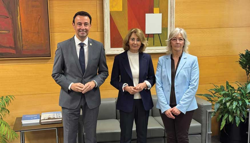 Mikel Torres, vicelehendakari y consejero de Econom�a, Trabajo y Empleo; Carmen Ad�n, fiscal superior del Pa�s Vasco; y Lourdes Iscar...