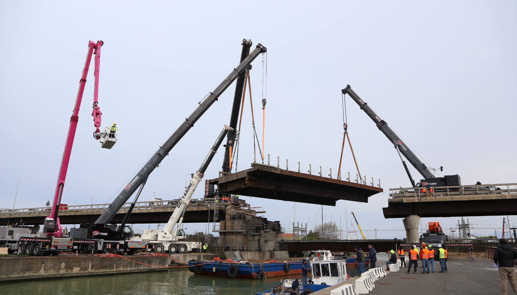 Trabajos de restauraci�n del puente levadizo sobre el canal Navicelli, conectado a la autopista FI-PI-LI